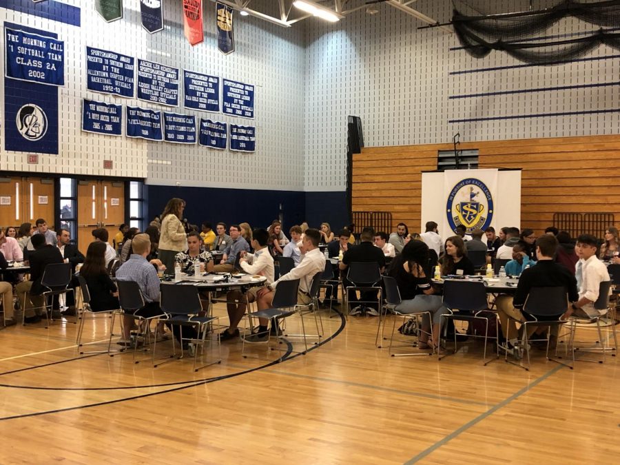 Shapiros+staff+met+with+students+from+several+Lehigh+Valley+area+high+schools+in+smaller+roundtable+discussions+in+the+SLHS+gymnasium.+