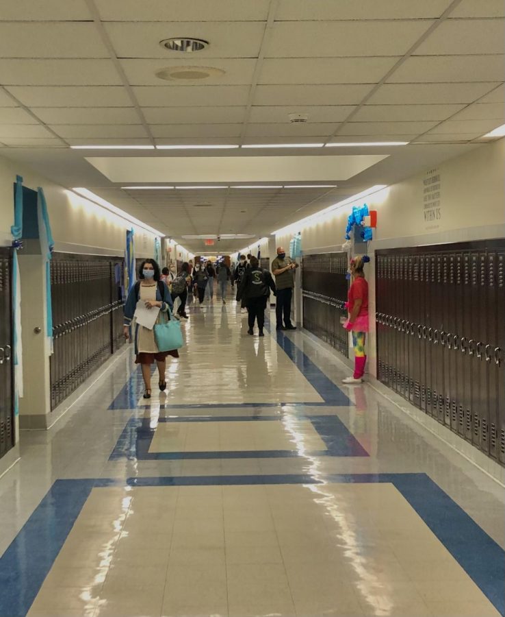 Students roaming the halls during Open Campus hours. 