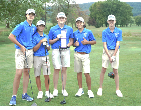 Golf Team Swings for States at District Finals